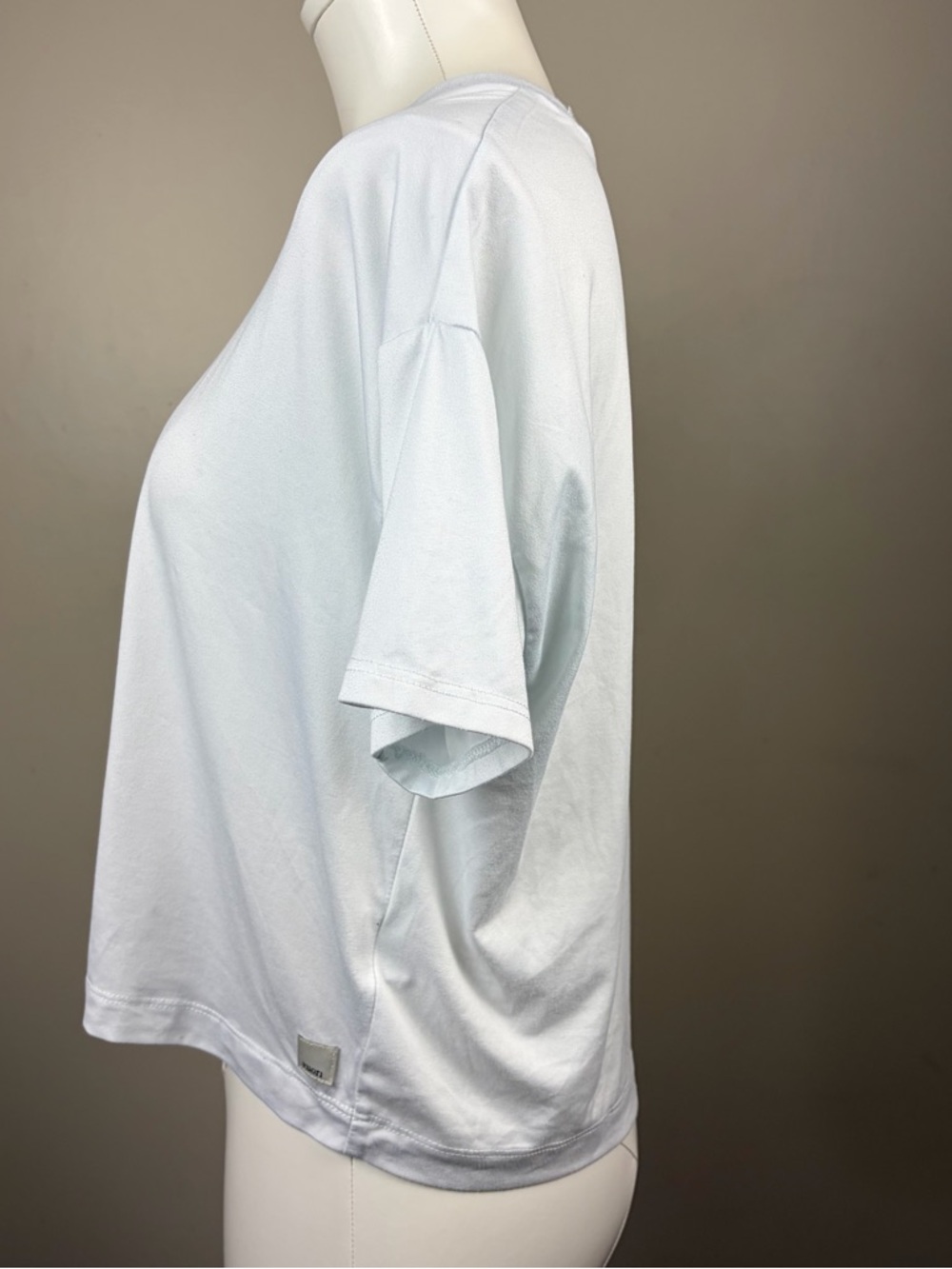 Vuori Women's Energy Short Sleeve Crew Tee in White - Picture 5 of 10